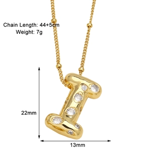 Détails du pendentif lettre I doré avec zircons et dimensions de la chaîne perlée