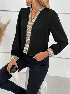 Blouse femme à col en V, manches longues avec empiècements léopard et motifs serpent