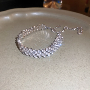 Gros plan d'un bracelet en strass argenté multicouche avec cordon de serrage ajustable