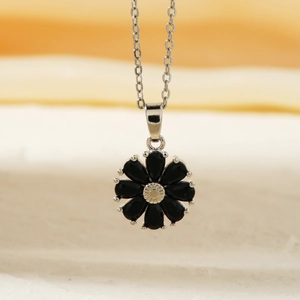 Collier élégant en fleurs d'argent avec zircons noirs et centre scintillant raffiné