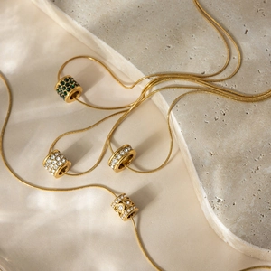 Detail der 18K vergoldeten Schlangenkette aus Edelstahl mit Zirkon-Glückskugeln