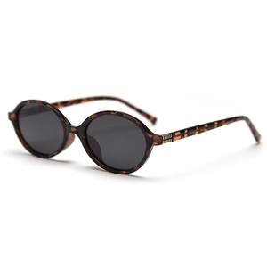 Retro oval tortoiseshell polarized sunglasses with dark lenses for men and women