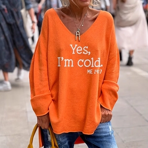 Pull en maille orange oversize pour femme avec col en V et imprimé slogan blanc