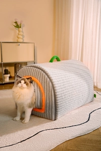 Cama túnel semicerrada para perro en felpa suave con detalles de diseño de zanahoria