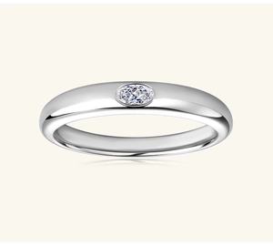 Macro shot of oval-cut moissanite stone set in a polished 925 silver wedding ring