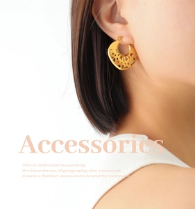 Détails rapprochés des boucles d'oreilles vintage cœur ajouré plaquées or 18 carats