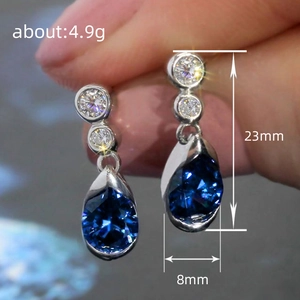 Pendientes vintage de estilo francés con gemas azules y acabado en plata fina