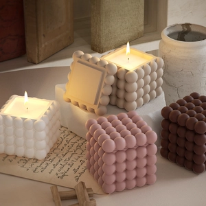 Détail montrant diverses bougies cube à bulles avec couvercle amovible et mèche