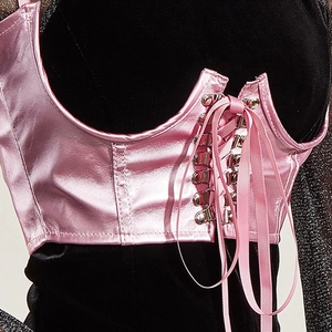 Vue détaillée d'un corset rose métallique avec laçage en satin et texture similicuir brillant