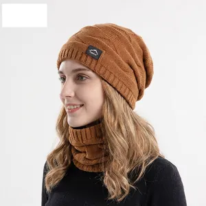 Ensemble d'hiver bonnet tricoté et cache-col marron caramel avec écusson sport