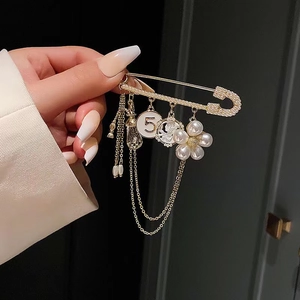 Flower Tassel Brooch Pin Gold Alloy Rhinestone Imitation Artificial Pearl Charms Number 5 Perfume Bottle Design For Women Accessory