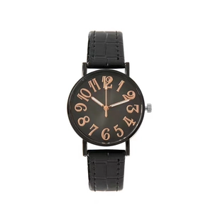 Détail du cadran noir mat avec chiffres or rose et bracelet en cuir à motif croco