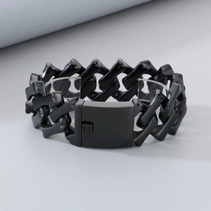Détail d'un bracelet gourmette noir de 32 mm en forme d'os avec boucle carrée robuste