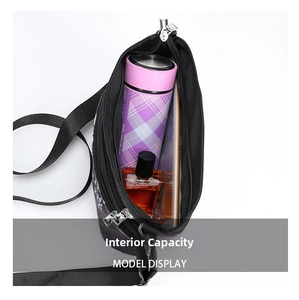Vue intérieure du sac Oxford noir montrant l'espace de rangement pour gourde et accessoires