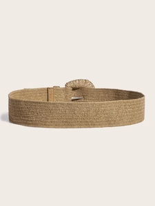 Détail de la texture d'une ceinture tressée en paille beige avec boucle ronde