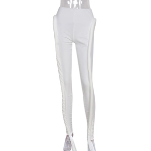 Detail der weißen schmalen Leggings mit 3D-Falten an der Seite und Knöchelriemen-Design