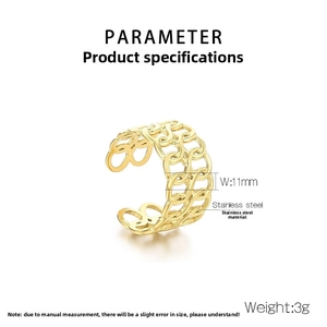 Vue détaillée de la bague en acier doré de 11mm avec motifs de cœurs ajourés