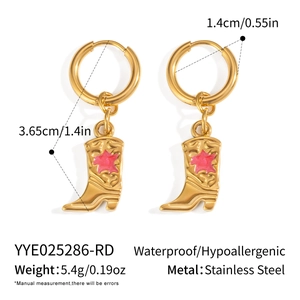 Détails des boucles d'oreilles bottes de cowboy en acier doré avec étoiles roses et taille