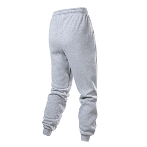 Dettaglio dei pantaloni sportivi grigi con elastico in vita e polsini a costine sul retro