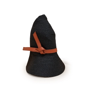 Détail d'un chapeau de paille tressé noir foncé avec un ruban décoratif en cuir marron