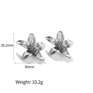 Silver flower stud earrings in 18k plated stainless steel, 30mm floral design