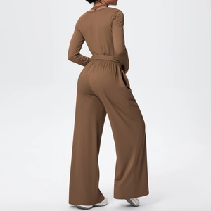Détail de l'ensemble de yoga marron mocha avec dos ouvert et tissu texturé très élastique