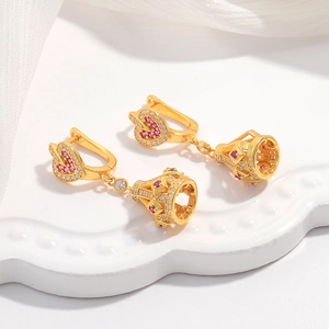 Goldene S925 Silber Herz Ohrringe mit hohlem Glockenanhänger und rosa Edelsteinen