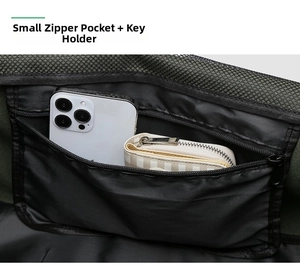 Détail de la poche intérieure zippée et de l'espace de rangement pour accessoires du sac