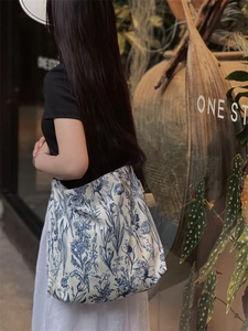 Vintage Blue Floral Print Canvas Crossbody Bag Large Capacity Cotton Tote For Women Aesthetic Botanical Pattern Shoulder Bag