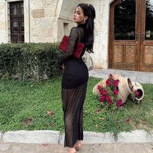 Détail d'une robe à manches longues en tulle transparent avec col haut et doublure