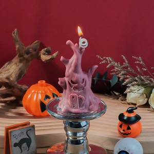 Λεπτομέρεια αναμμένου κεριού κορμού Halloween με ταφόπλακα RIP και πρόσωπο κολοκύθας
