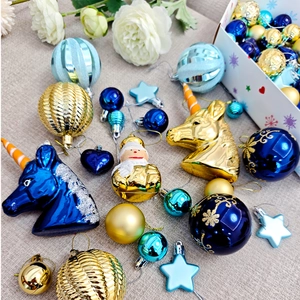 Décorations de Noël avec licornes bleu et or, étoiles et boules de noël peintes assorties