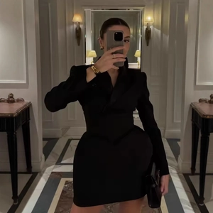 Elegante abito blazer nero a maniche lunghe con vita aderente e silhouette strutturata