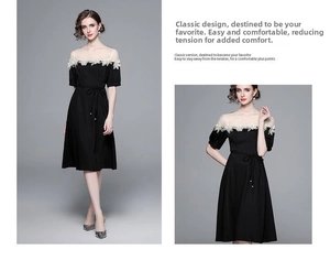 Détails de broderie florale et décolleté en tulle sur une robe midi noire de luxe