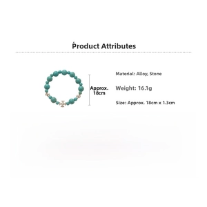 Détail du bracelet en perles de turquoise avec pendentif en forme de croix argentée
