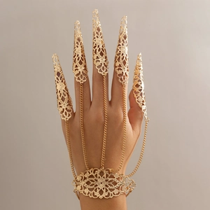 Dettaglio del bracciale gotico dorato con anelli ad artiglio e motivi traforati complessi