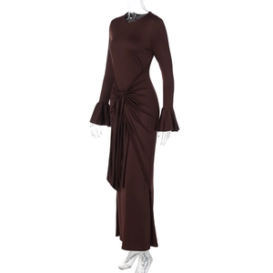 Détail du nœud à la taille et des manches cloches à volants sur une robe maxi brune