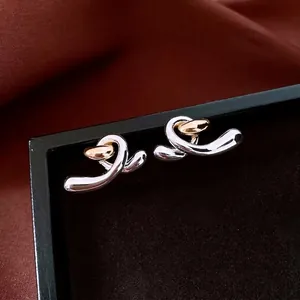 Minimalistische gedrehte Ohrstecker in Gold und Silber für einen modernen Look