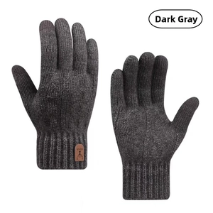 Dettaglio guanti in maglia grigio scuro con texture spessa e polsini a coste per l'inverno