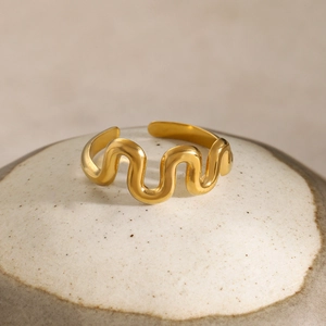 Minimalistischer wellenförmiger Ring mit 18k Goldbeschichtung aus Edelstahl, verstellbar
