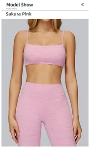 Dettaglio del reggiseno yoga rosa ciliegia con spalline doppie e schiena scoperta