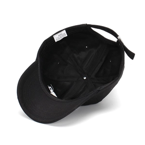 Vue intérieure de la casquette de baseball en coton noir avec doublure et boucle en métal