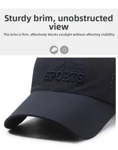 Détail d'une casquette de baseball en mesh respirant avec broderie sport et bord rigide