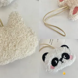Dettaglio macro della borsa a panda in peluche con morbida trama e ricami carini
