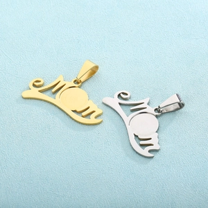 Pendentif MOM doré et argenté avec design de couronne sur fond bleu clair