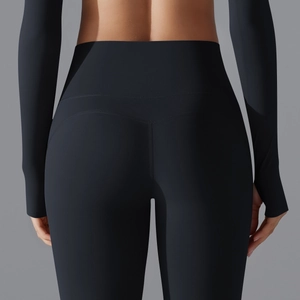 Detail der schwarzen High-Waist-Yoga-Leggings mit Bauchkontrolle und nahtloser Verarbeitung