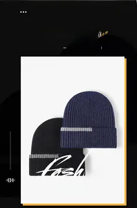 Texture détaillée de bonnets d'hiver tricotés avec des rayures grises sur le bord plié