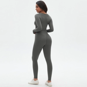 Vue détaillée d'une combinaison de yoga gris foncé sans couture avec contouring en V