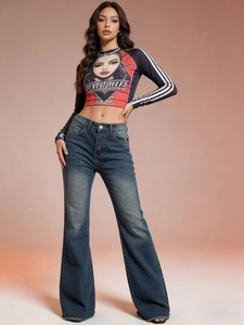 Détail du jean évasé bleu rétro avec ourlet brut et crop top à manches raglan contrastées