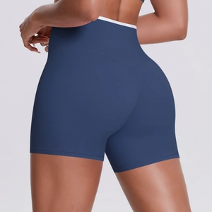 Détail du short de yoga taille haute avec taille contrastée blanche et tissu bleu marine